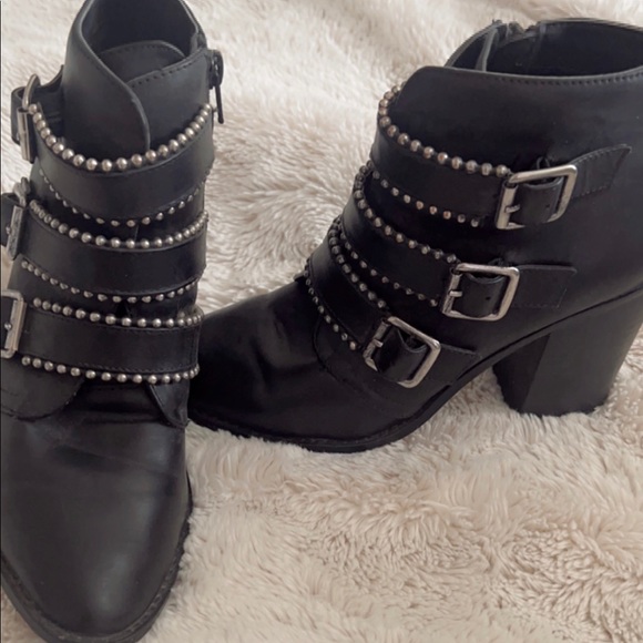 You can never go wrong with a pair of Steve Madden leather boots. Color black - Picture 2 of 2